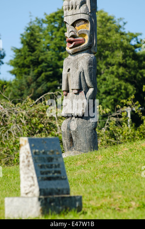 Originaire de la Première Nation histoire totem pôle monument cimetière dans la région de Alert Bay, l'île Cormorant, BC, en Colombie-Britannique, Canada. Banque D'Images