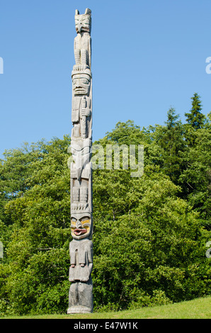 Originaire de la Première Nation histoire totem pôle monument cimetière dans la région de Alert Bay, l'île Cormorant, BC, en Colombie-Britannique, Canada. Banque D'Images