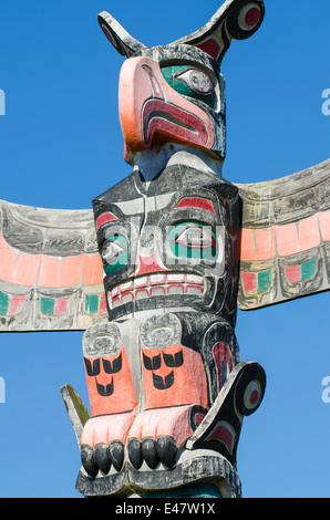 Histoire des autochtones de la Première Nation de Eagle totem pôle monument dans cimetière à Alert Bay, l'île Cormorant, BC, en Colombie-Britannique, Canada. Banque D'Images