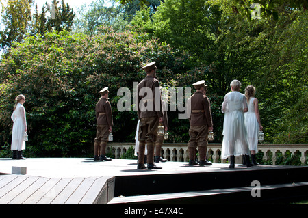 Une performance dans le RSC, Dell'est gratuit théâtre en plein air, Jardins Avonbank, Stratford-upon-Avon, Royaume-Uni Banque D'Images