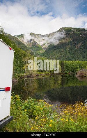 Caravane remorque RV et le lac sur la route Yellowhead Highway 16 dans la vallée de la rivière Skeena, en Colombie-Britannique, Canada. Banque D'Images