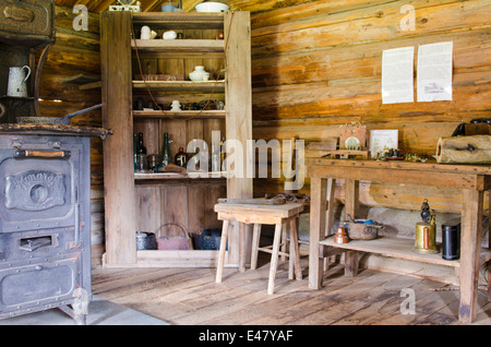 Meubles de salon intérieur log cabin bâtiment maison Heritage Park Museum, Terrace, Colombie-Britannique, Canada. Banque D'Images