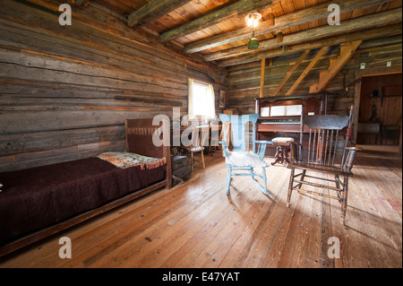 Meubles de salon intérieur log cabin bâtiment maison Heritage Park Museum, Terrace, Colombie-Britannique, Canada. Banque D'Images