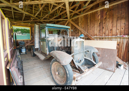 Ancienne vintage chevrolet voiture camion véhicule en porcherie au Heritage Park Museum, Terrace, Colombie-Britannique, Canada. Banque D'Images