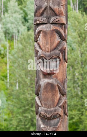 La première nation sculpté en bois indigènes histoire totem pole d'art, musée des Gitanyow, Kitwancool, Gitanyow, British Columbia, Canada. Banque D'Images