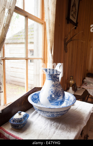 Bol Antique pitcher jug bassin tableau de fenêtre Fort Saint St James National Historic Site trading post, British Columbia, Canada. Banque D'Images