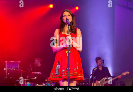 Great Tew, UK. Le 04 juillet, 2014. Sophie Ellis-Bextor et son groupe Wunderlust au Cornbury Festival. Crédit : charlie bryan/Alamy Live News Banque D'Images