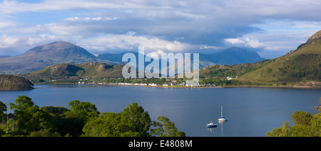 Pittoresque village de pêcheurs de la mer de Loch Shieldaig à travers le Loch Torridon à Argyll, Wester Ross dans les Highlands d'ECOSSE Banque D'Images
