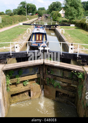 Bateau dans une serrure sur le canal Kennet et Avon, Wiltshire, Royaume-Uni Banque D'Images