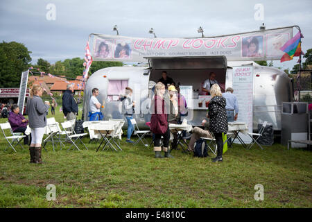 Tanfield, West Yorkshire, Royaume-Uni. 5 juillet, 2014. Tour de France les préparatifs au West Tanfield. Le village a notamment adopté le "Le Grand Départ, et accueilli une fanzone, de l'alimentation et de l'artisanat équitable, et les étals de marché fête avec une nouvelle bière -Tour de l'ALE. Le Tour de France est le plus grand événement sportif annuel dans le monde. C'est la première fois que le Tour a visité le nord de l'Angleterre après avoir fait des visites uniquement à la côte sud et de la capitale. Credit : Mar Photographics/Alamy Live News. Banque D'Images