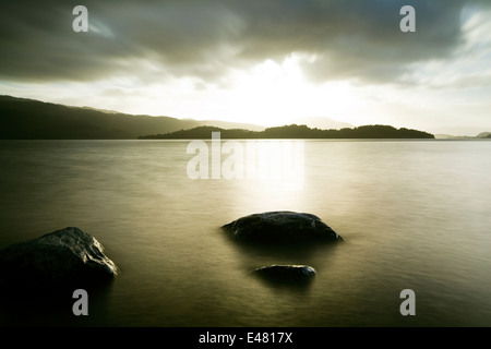 Lever du soleil sur le Loch Lomond, Ecosse Banque D'Images