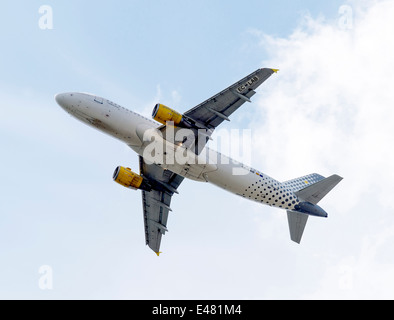 Vueling Airlines Airbus A320-214 EC-LAB avion décollant de l'aéroport de Londres Gatwick West Sussex England United Kingdom UK Banque D'Images