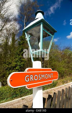 Sur la plate-forme de Grosmont, North York Moors Railway, vieux lampadaire, gaz à l'origine, avec le nom de Grosmont. Eskdale Banque D'Images