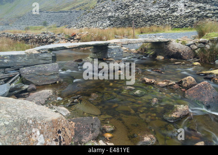 Clapper pont sur ruisseau, vallée suspendue d'Cwmorthin Tanygriseau Blaenau Ffestiniog,,, Pays de Galles, Royaume-Uni, Europe Banque D'Images