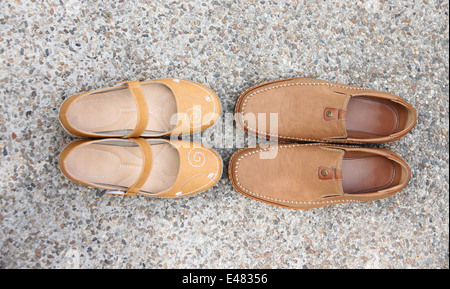 Chaussures en cuir brun de l'usure du matériel. Banque D'Images