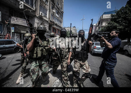 La ville de Gaza, la bande de Gaza. 5 juillet, 2014. Un porte-parole de l'aile militaire de l'al-Nasser Salah al-Din dit à une conférence de presse dans la ville de Gaza qu'Israël a rompu le cessez-le-feu de 2012 de l'accord et que le groupe est en conformité avec l'évolution sur le terrain. Il a dit qu'Israël devrait payer un prix élevé dans toute guerre à venir. Israël a dit jeudi qu'il avait des troupes massées le long de sa frontière avec la bande de Gaza, dans ce qui est décrit comme une réaction de défense pour le déploiement des roquettes des Palestiniens. Credit : Majdi Fathi/NurPhoto/ZUMA/Alamy Fil Live News Banque D'Images