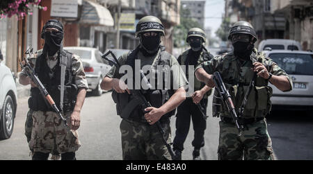 La ville de Gaza, la bande de Gaza. 5 juillet, 2014. Un porte-parole de l'aile militaire de l'al-Nasser Salah al-Din dit à une conférence de presse dans la ville de Gaza qu'Israël a rompu le cessez-le-feu de 2012 de l'accord et que le groupe est en conformité avec l'évolution sur le terrain. Il a dit qu'Israël devrait payer un prix élevé dans toute guerre à venir. Israël a dit jeudi qu'il avait des troupes massées le long de sa frontière avec la bande de Gaza, dans ce qui est décrit comme une réaction de défense pour le déploiement des roquettes des Palestiniens. Credit : Majdi Fathi/NurPhoto/ZUMA/Alamy Fil Live News Banque D'Images