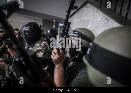 La ville de Gaza, la bande de Gaza. 5 juillet, 2014. Un porte-parole de l'aile militaire de l'al-Nasser Salah al-Din dit à une conférence de presse dans la ville de Gaza qu'Israël a rompu le cessez-le-feu de 2012 de l'accord et que le groupe est en conformité avec l'évolution sur le terrain. Il a dit qu'Israël devrait payer un prix élevé dans toute guerre à venir. Israël a dit jeudi qu'il avait des troupes massées le long de sa frontière avec la bande de Gaza, dans ce qui est décrit comme une réaction de défense pour le déploiement des roquettes des Palestiniens. Credit : Majdi Fathi/NurPhoto/ZUMA/Alamy Fil Live News Banque D'Images