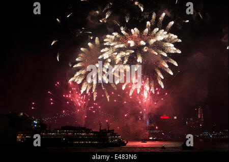 New York, États-Unis. Juillet 4th, 2014. D'artifice a explosé sur l'East River sur le pont de Brooklyn dans la célébration de la signature de la Déclaration d'indépendance il y a 238 ans, lorsque les colonies américaines ont déclaré leur indépendance de la Grande-Bretagne. Credit : Terese Loeb Kreuzer/Alamy Live News Banque D'Images