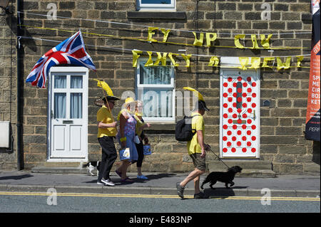 Killinghall Village, North Yorkshire, UK. 5 juillet 2014. Tour de France, stade 1. Habitants dans le village d'Killinghall soyez prêt pour le Tour de France les coureurs de venir à travers sur leur chemin vers la ligne d'arrivée, 4km de l'hôtel à Harrogate, Royaume-Uni. Credit : LeedsPRPhoto/Alamy Live News Banque D'Images