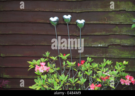 Sphères métalliques décoratifs en terre cuite dans un pot de fleurs, plantes jardin environnement. Banque D'Images