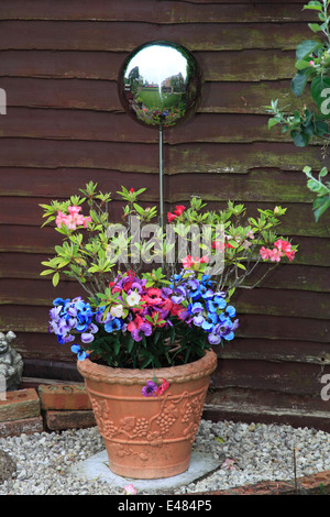 Sphères métalliques décoratifs en terre cuite dans un pot de fleurs, plantes jardin environnement. Banque D'Images