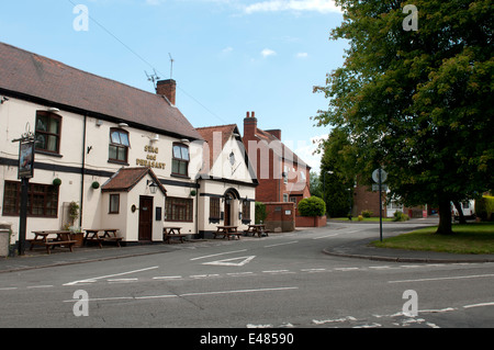Le centre du village de Hartshill y compris le cerf et le Faisan pub, Warwickshire, UK Banque D'Images