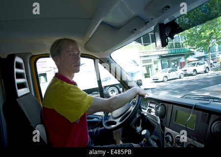 Forfait voiture électrique DHL Banque D'Images