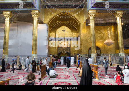 Karbala, en Irak - 30 mai 2014 : c'est le culte d'une grande coupole dorée goût et de minarets, l'un des Imams chiites qui est le frère de Banque D'Images