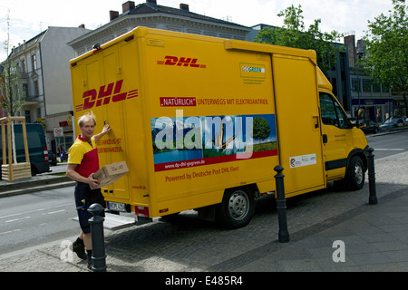 Forfait voiture électrique DHL Banque D'Images