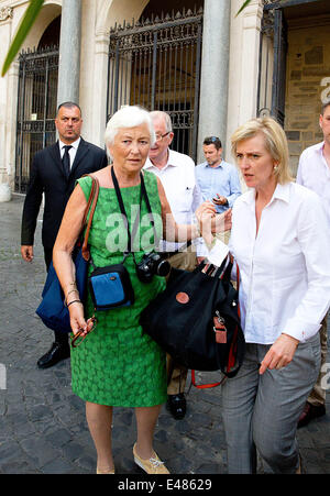 Le Roi Albert, La Reine Paola (L) et de la Princesse Astrid de Belgique arrivent en face de la Basilique de Notre-Dame de Trastevere, à Rome, en Italie, où ils se sont rencontrés pour la préparation de la Mariage du Prince Amedeo de Belgique, 04 juillet 2014. PHOTO : PRE/Albert Nieboer - PAS DE SERVICE DE FIL Banque D'Images