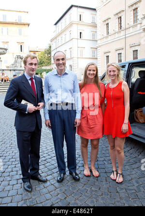 Le Prince Joachim, le Prince Lorenz, la Princesse Luisa Maria et la Princesse Maria Laura de Belgique se tenir en face de la Basilique de Notre-Dame de Trastevere, à Rome, en Italie, où s'est réuni pour la préparation de la Mariage du Prince Amedeo de Belgique, 04 juillet 2014. PHOTO : PRE/Albert Nieboer - PAS DE SERVICE DE FIL Banque D'Images