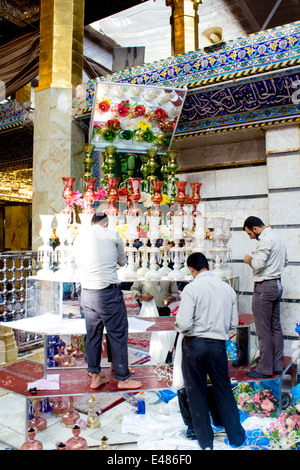 Karbala, en Irak - 30 mai 2014 : c'est le culte d'une grande coupole dorée goût et de minarets, l'un des Imams chiites qui est le frère de Banque D'Images