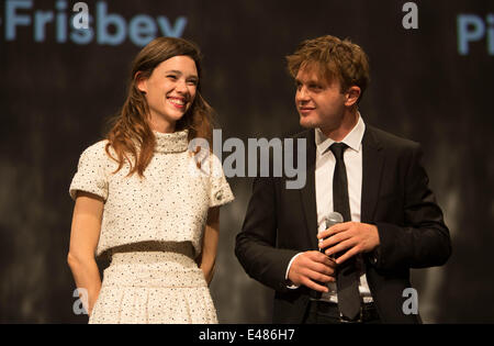 Astrid berges-Frisbey acteurs Michael Pitt et assister à la cérémonie d'ouverture du 49e Festival International du Film de Karlovy Vary à l'Hôtel Thermal de Karlovy Vary, République tchèque, le 04 juillet 2014. Photo : Hubert Boesl - PAS DE SERVICE DE FIL Banque D'Images
