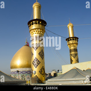 Karbala, en Irak - 30 mai 2014 : c'est le culte d'une grande coupole dorée goût et de minarets, l'un des Imams chiites qui est le frère de Banque D'Images