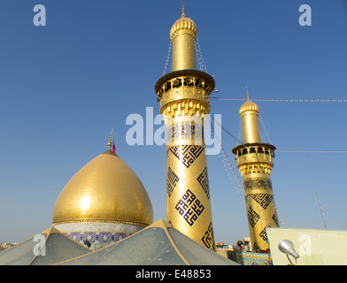 Karbala, en Irak - 30 mai 2014 : c'est le culte d'une grande coupole dorée goût et de minarets, l'un des Imams chiites qui est le frère de Banque D'Images