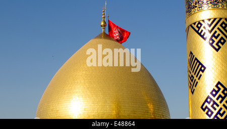 Karbala, en Irak - 30 mai 2014 : c'est le culte d'une grande coupole dorée goût et de minarets, l'un des Imams chiites qui est le frère de Banque D'Images