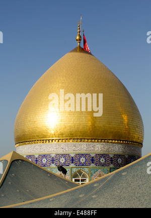 Karbala, en Irak - 30 mai 2014 : c'est le culte d'une grande coupole dorée goût et de minarets, l'un des Imams chiites qui est le frère de Banque D'Images