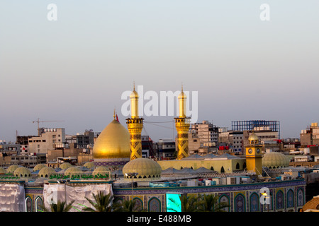 Karbala, en Irak - 30 mai 2014 : c'est le culte d'une grande coupole dorée goût et de minarets, l'un des Imams chiites qui est le frère de Banque D'Images