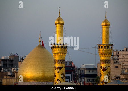 Karbala, en Irak - 30 mai 2014 : c'est le culte d'une grande coupole dorée goût et de minarets, l'un des Imams chiites qui est le frère de Banque D'Images