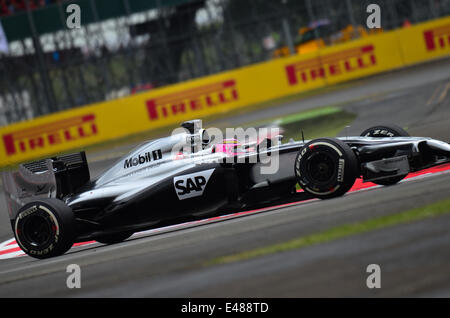 Jenson Button (GBR), McLaren F1 Team, porte un casque rose, à la mémoire de son père qui est décédé cette année, lors du British Grand Prix de F1, Silverstone, Angleterre. Banque D'Images