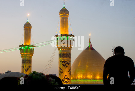 Karbala, en Irak - 30 mai 2014 : c'est le culte d'une grande coupole dorée goût et de minarets, l'un des Imams chiites qui est le frère de Banque D'Images