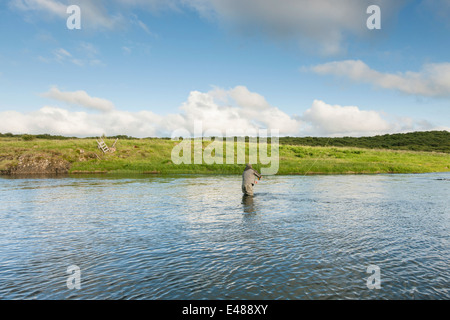 L'homme la pêche du saumon dans un bel environnement Banque D'Images