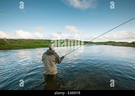 L'homme la pêche du saumon dans un bel environnement Banque D'Images