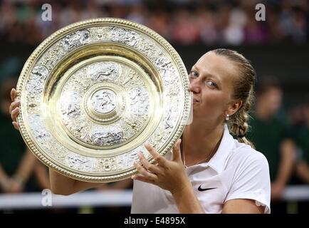 Londres, Royaume-Uni. 5 juillet, 2014. La République tchèque Petra Kvitova pose avec le trophée lors de la cérémonie de remise des prix après le match final féminin contre l'Eugénie Bouchard en 2014 dans la région de Wimbledon Wimbledon, au sud-ouest de Londres, le 5 juillet 2014. Credit : Meng Yongmin/Xinhua/Alamy Live News Banque D'Images