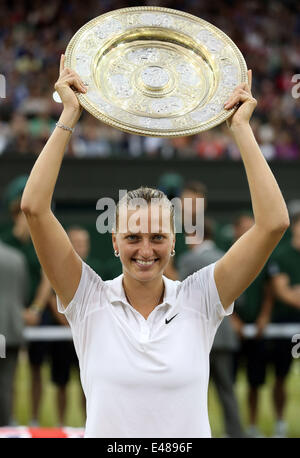 London, Londres, Royaume-Uni. 5 juillet, 2014. La République tchèque Petra Kvitova pose avec le trophée lors de la cérémonie de remise des prix après le match final féminin contre l'Eugénie Bouchard en 2014 dans la région de Wimbledon Wimbledon, au sud-ouest de Londres, le 5 juillet 2014. Credit : Meng Yongmin/Xinhua/Alamy Live News Banque D'Images