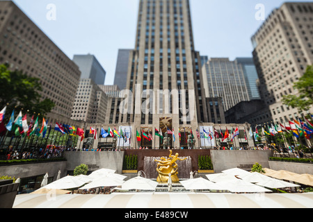 Le Rockefeller Center et le Prométhée Statue à New York. Prises avec objectif tilt pour selective focus sur la statue Banque D'Images