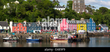 Les bâtiments multi-couleur sur le front de mer de Tobermory la capitale de l'île de Mull dans les Hébrides intérieures de l'ÉCOSSE Banque D'Images