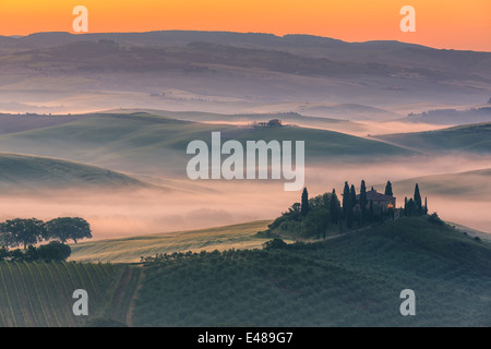 Célèbre Podere Belvedere dans la lumière du matin, au cœur de la Toscane, près de San Quirico in de Val d'Orcia Banque D'Images