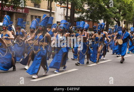 Paris, France. 5 juillet 2014. Danseurs participant à la parade à l'occasion du Carnaval de Paris tropical. Pour la 13e année, la Fédération du Carnaval tropical a organisé un défilé composé de plus de 40 chars venus de France, ainsi que la Guadeloupe, Guyane, Martinique et la Réunion. Pour la première année, le Carnival acquiert une dimension internationale avec la présence d'associations venant du Brésil, de la Colombie et le Vietnam. Credit : Cecilia Colussi/Alamy Live News Banque D'Images